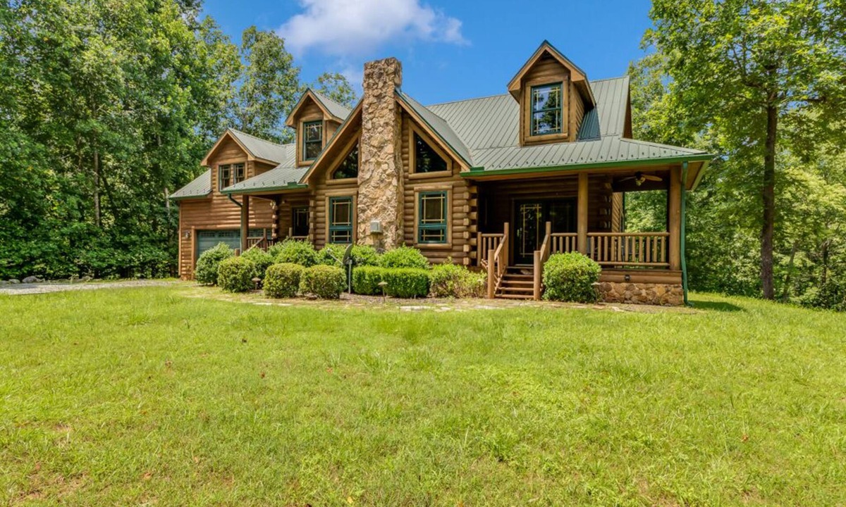 Rutherfordton Cabin | 5 miles to Tryon Equestrian Center large log cabin 4 Bedroom 2.5 bath