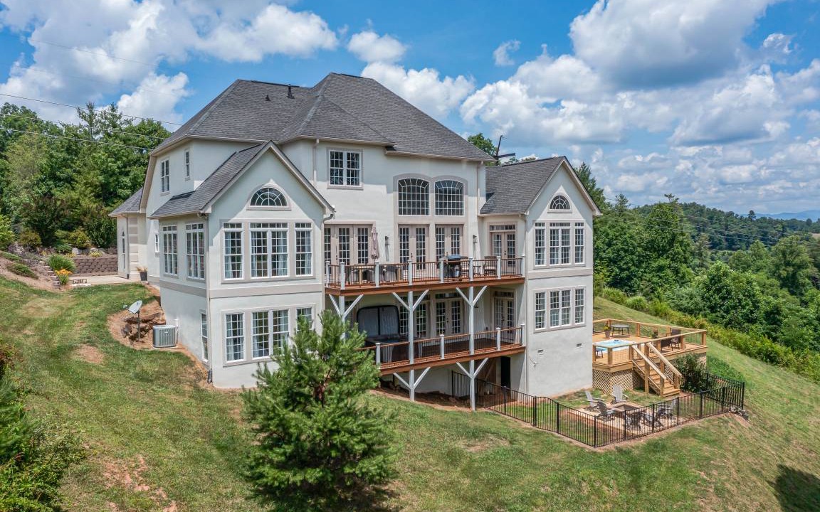 Weaverville House | 509 m² House ∙ 7 bedrooms ∙ 18 guests