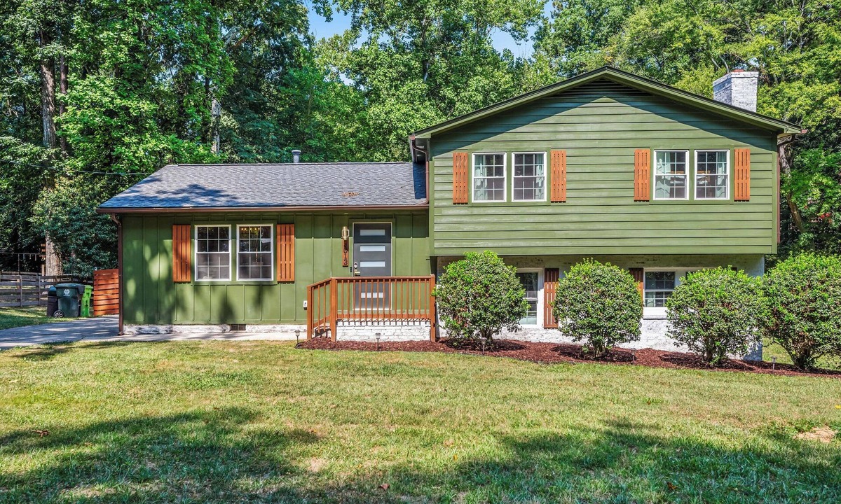 Northeast Raleigh House | 5Br Lux Green Manor w/Movie Room, Fenced Yard & Sleeps 12