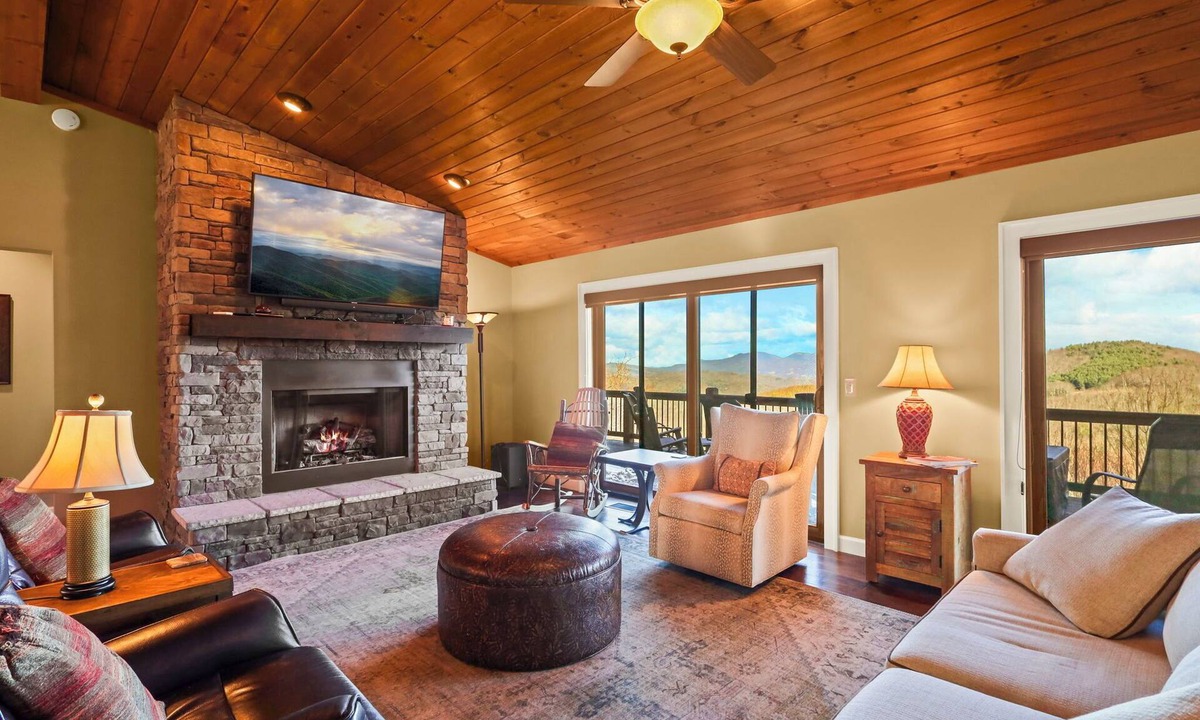 Beech Mountain Cabin | 5BR with Amazing Long Range Views + Hot Tub!
