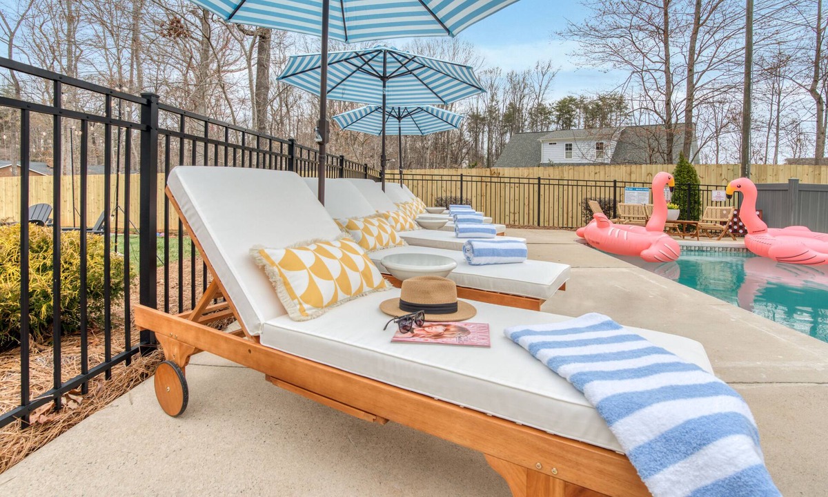 Greensboro House | 6 Bdrm Family Retreat! HotTub, FirePit, Basketball
