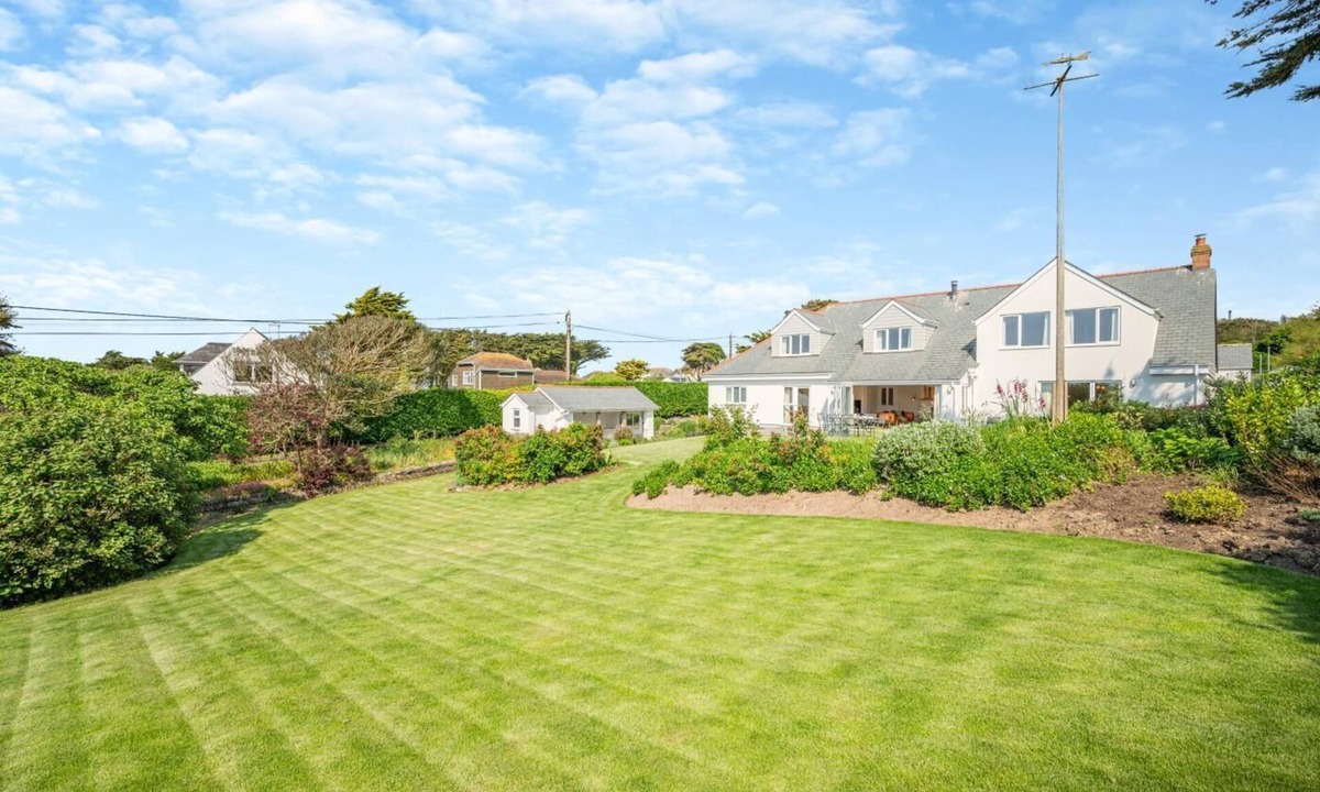 Constantine Bay Cottage | 6 Bed in Constantine Bay (oc-l27699)