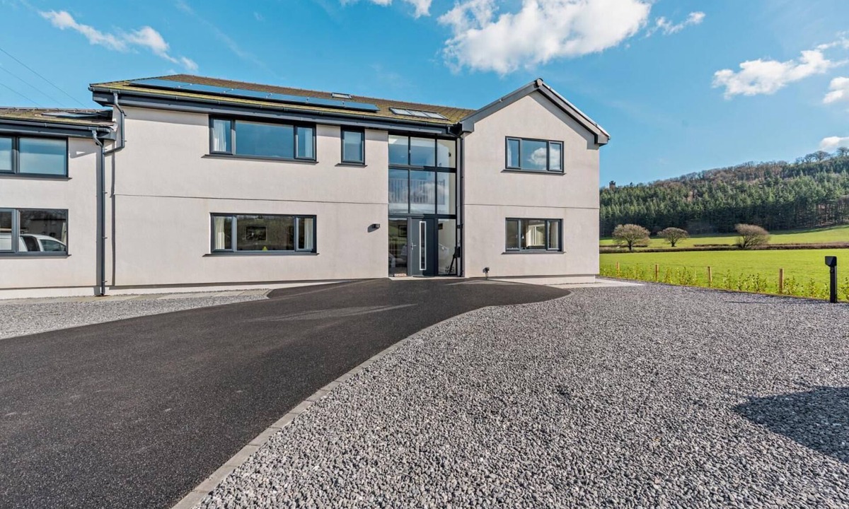 Llanarthney Cottage | 6 Bed in Llanarthney (oc-c28878)