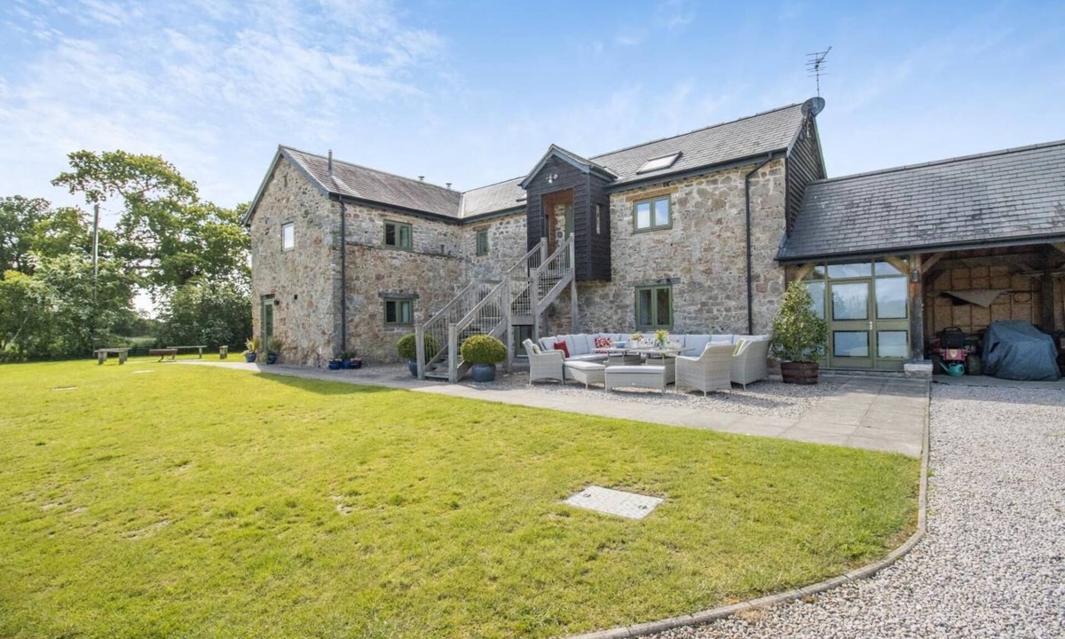 Llansantffraid-ym-Mechain Cottage | 6 Bed in Llansantffraid (oc-r42827)