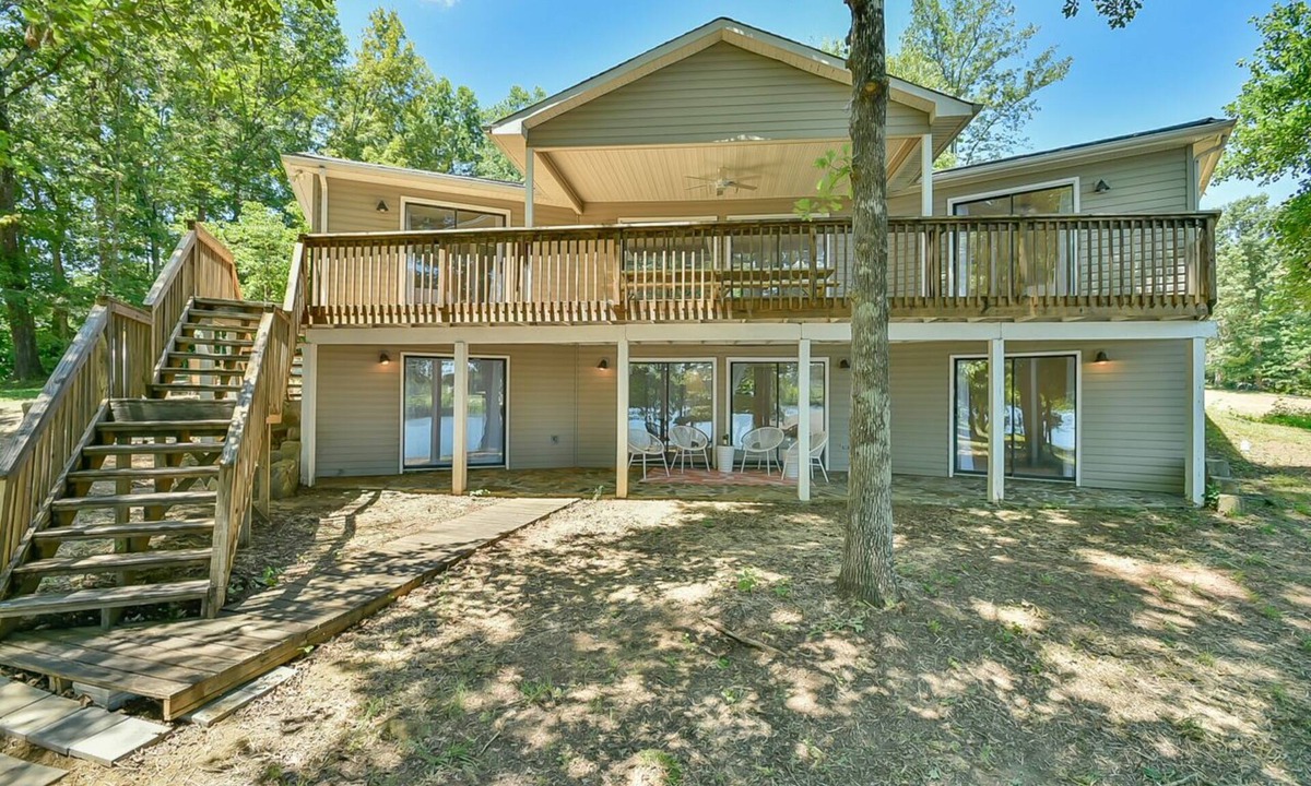 Semora House | 6 Bedrooms, Lakefront, Hot-Tub & Private Dock