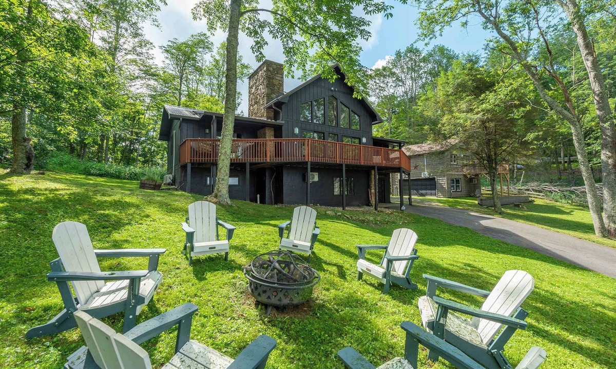 Wolf Laurel House | 6 Br Cabin~Hot Tub~Fire Pit~Min to Hatley Pointe