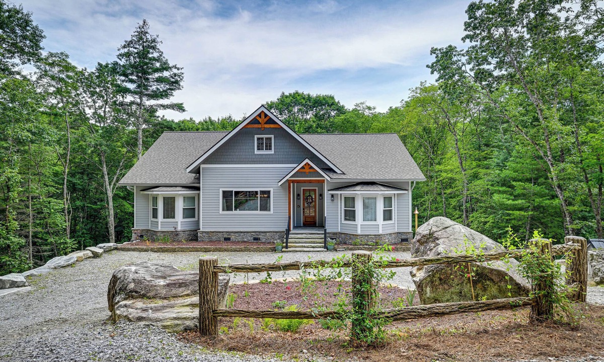 Glenville House | 6 Mi to Dtwn Cashiers: Spacious Home w/Deck