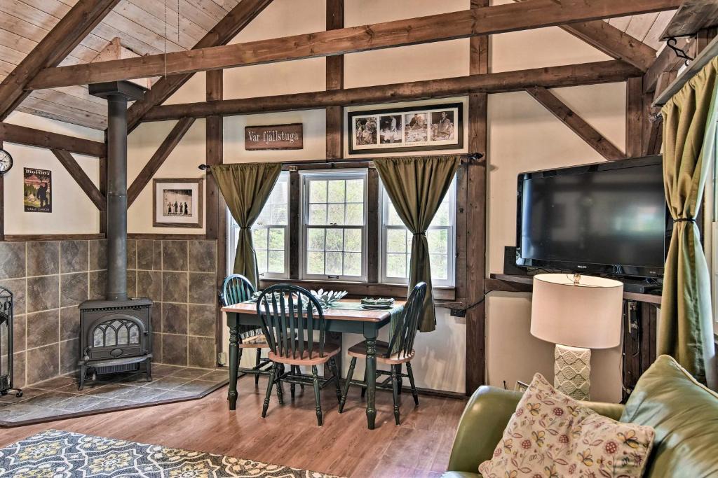 Newland House | 6 Mi to Grandfather Mtn: Lake Cottage w/Deck
