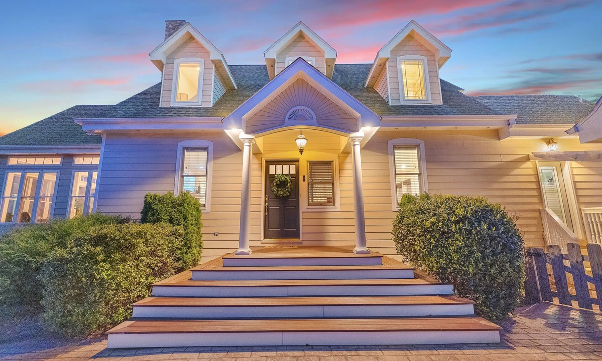 Leicester House | 6BR/4.5BR Retreat: Views, Pool, HotTub, Sauna & Game-room