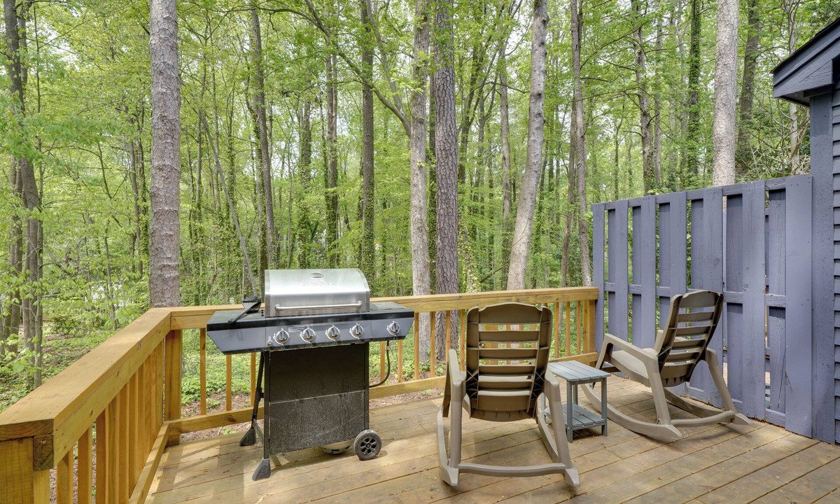 North Raleigh House | 7 Mi to Dtwn Raleigh: BBQ-Ready Townhome!