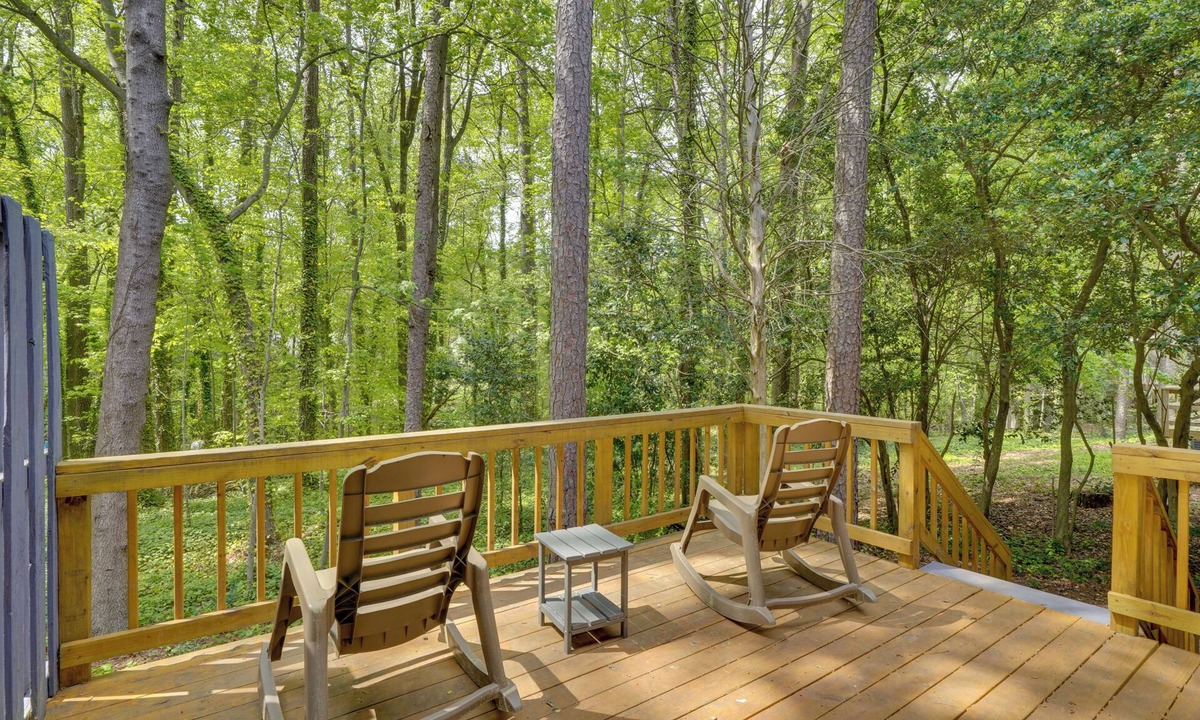 North Raleigh House | 7 Mi to Dtwn Raleigh: Townhome w/Deck!