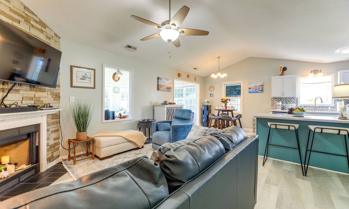 Hubert House | 7 Mi to the Hammocks Beach: 3 BD Near Camp Lejeune