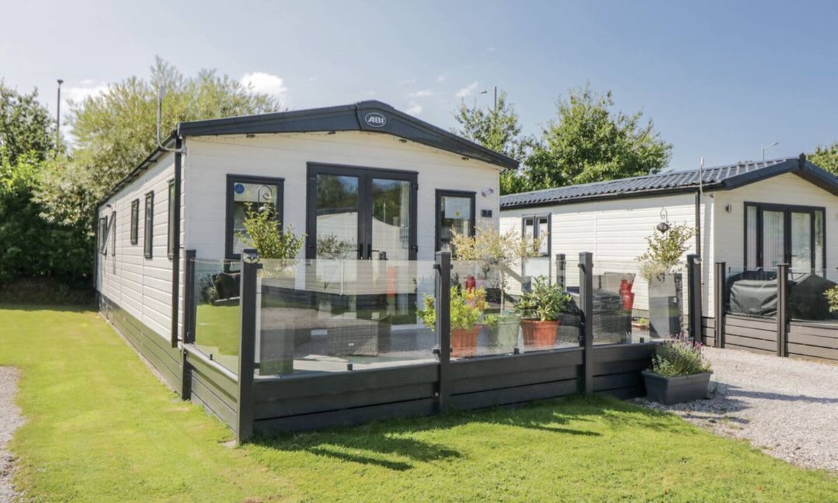Tewitfield Cabin | 7 Yealands, Carnforth