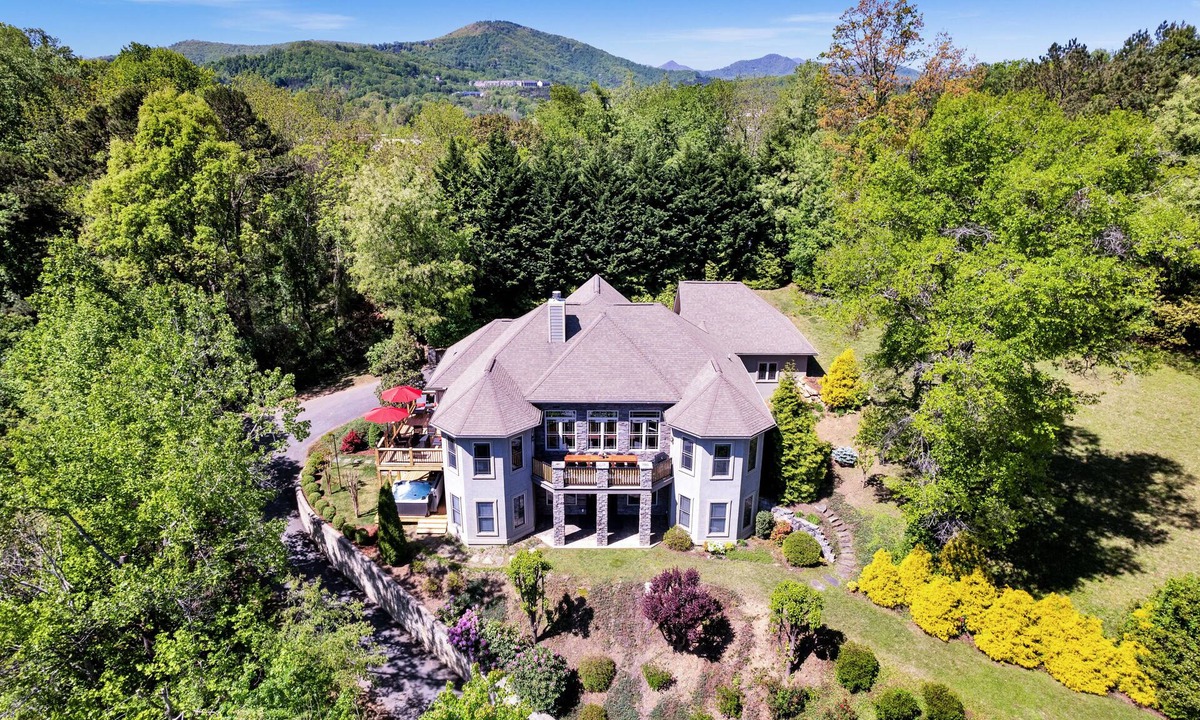 Asheville Villa | 7BR/5BA Asheville Luxury Mansion w/Sauna/Steam/Cold/Hottub/Gamerm/MovieTheatre