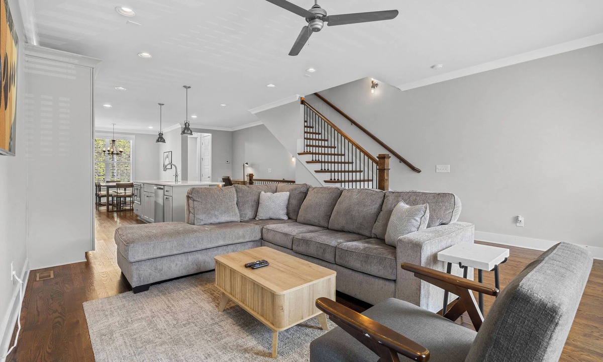 Eighth Avenue House | 8 min to Broadway-Spacious 3BR-Garage-5 beds