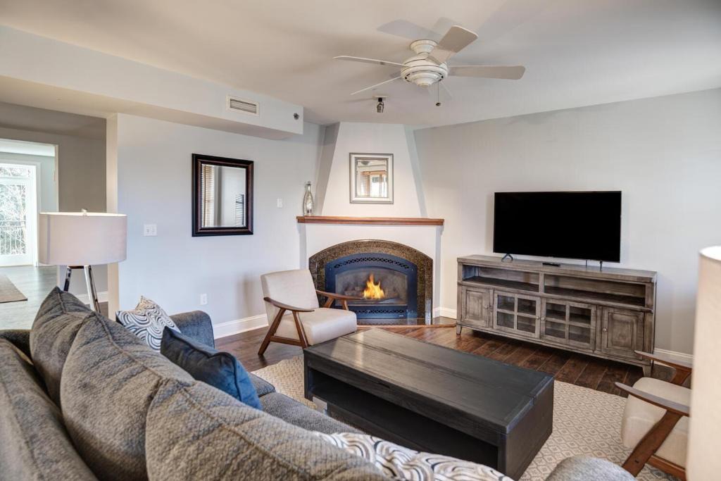 Asheville House | 8 Village Lane 200