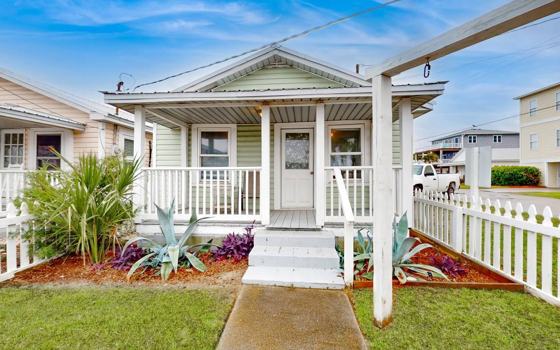 Kure Beach Cottage | 88 m² Cabin ∙ 2 bedrooms ∙ 4 guests