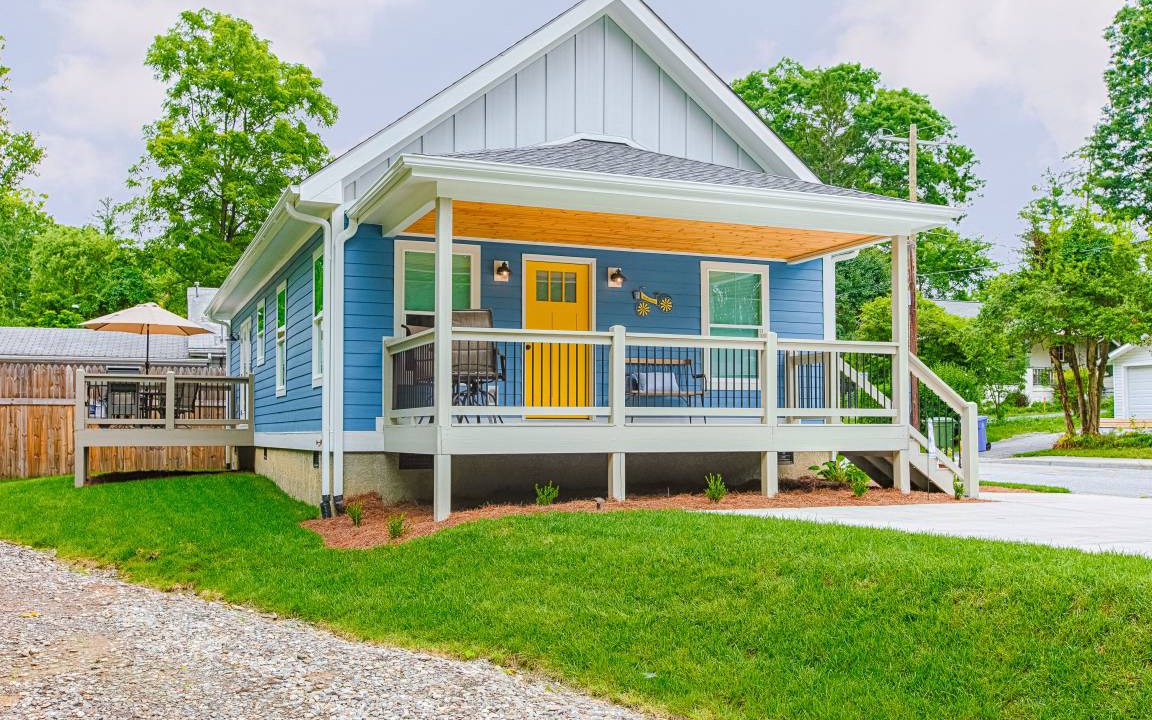 West Side Historic District Cottage | 93 m² Cabin ∙ 2 bedrooms ∙ 4 guests