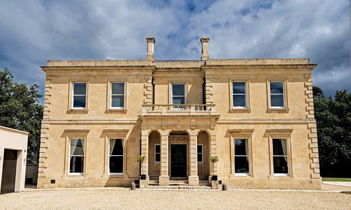 Plastow Green House | A beautifully restored hall (PH)