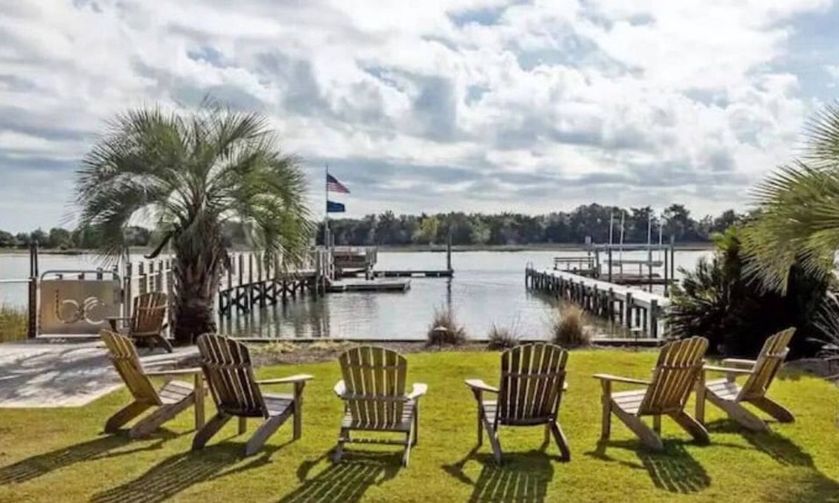 Morehead City House | A Block from the Dock in Beau Coast Classic