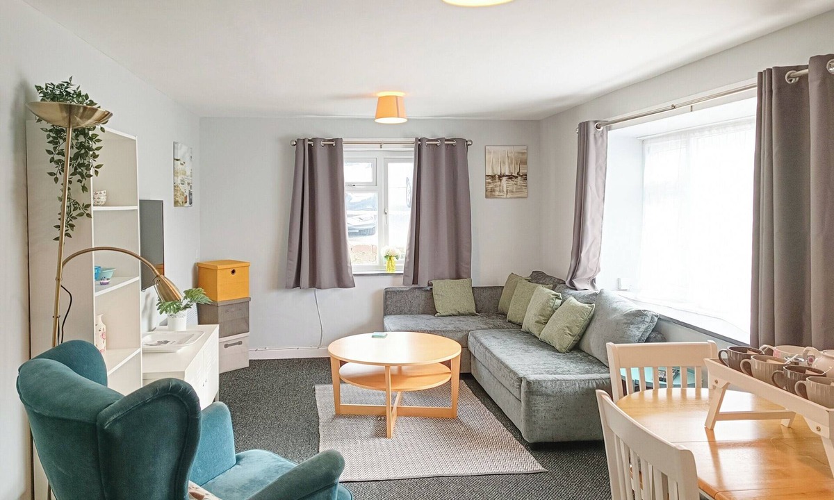 Cemaes Bay Cottage | A family friendly apartment just a short stroll from a fabulous sandy beach.