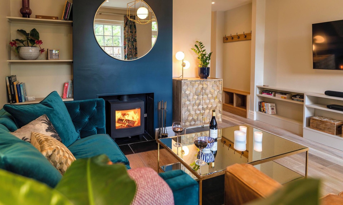 Chichester House | A luxurious 2 bed house in central Chichester. Courtyard garden and parking.