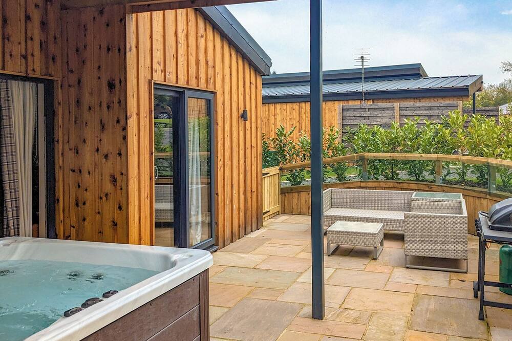 Chirk Bank Ski Chalet | A magnificent bespoke lodge perfect for a family escape with pets.