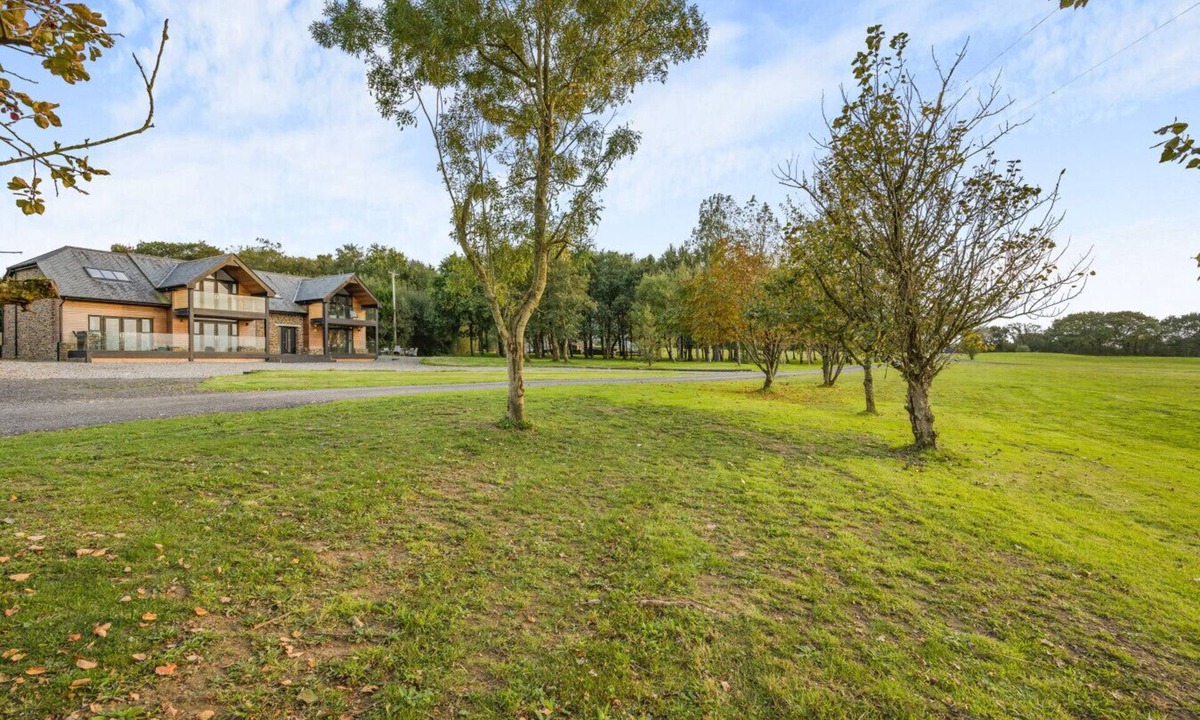 Pancrasweek House | A masterclass in privacy and rural elegance.
