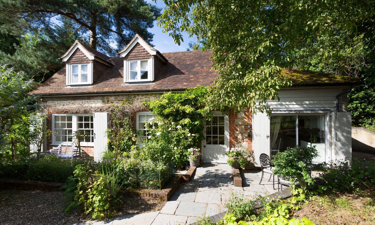 Sevenoaks Cottage | A recently converted Kent ragstone coach house near Sevenoaks.