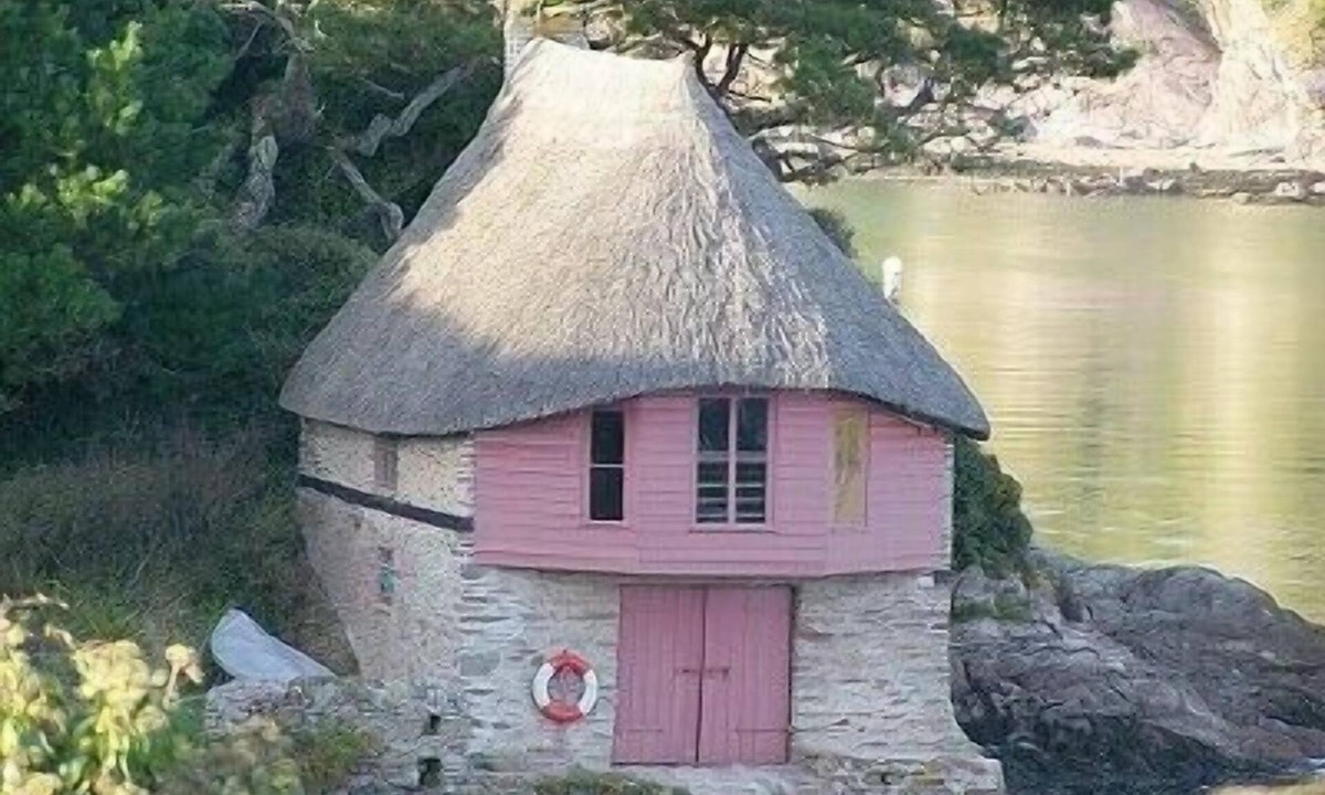 Burgh Island Cabin | A Relaxing Getaway One Mile From Sandy Beach At Bantham, Nr. Salcombe, S. Devon.