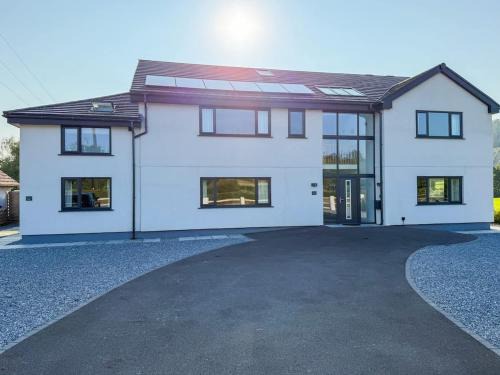 Llanarthney House | A Spacious Countryside Retreat for up to 16 Guests