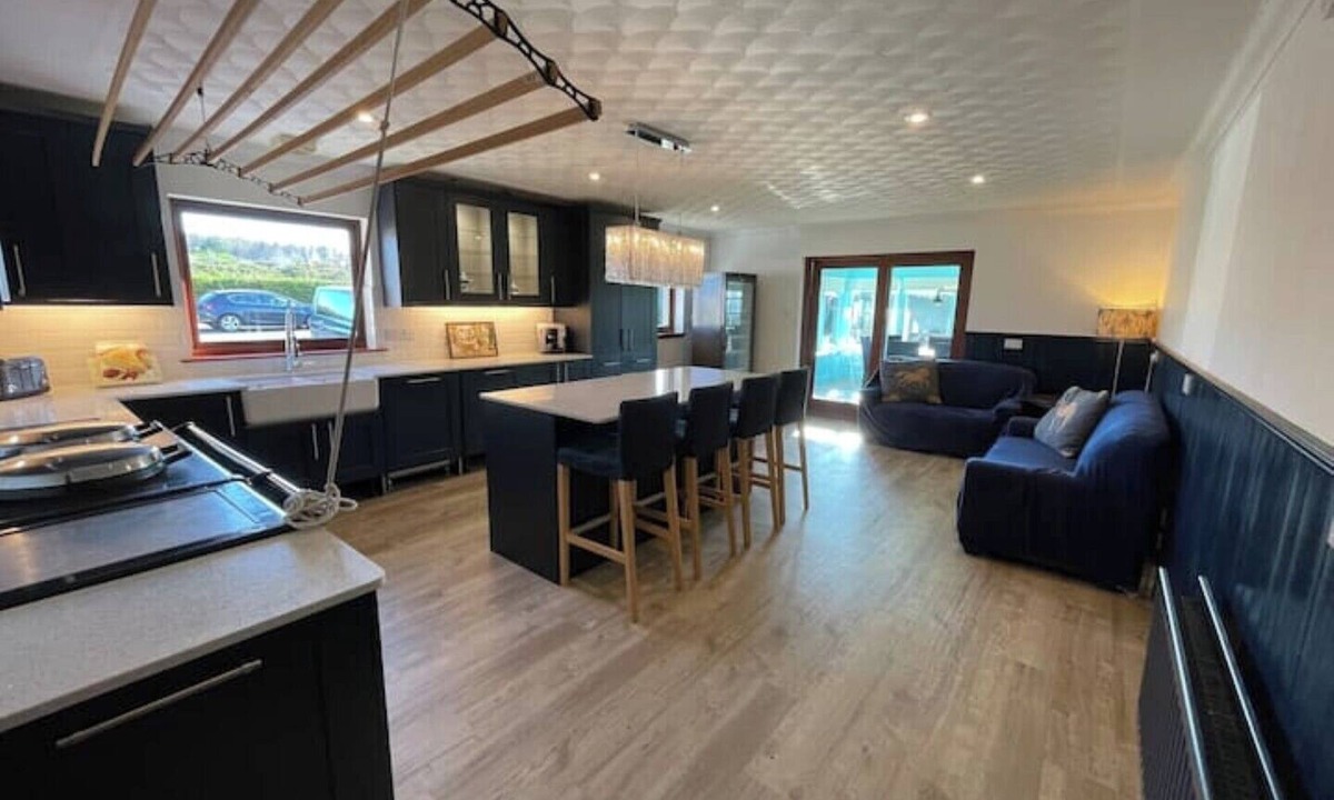 Dingwall House | Abalone Accommodation -Large home for group/family holidays