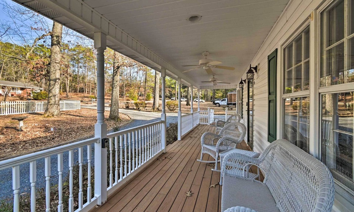 Aberdeen House | Aberdeen Family Home w/ Fire Pit & Deck
