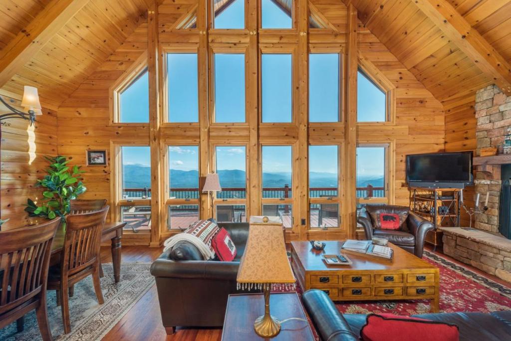 Old Fort House | Above the Clouds Log Cabin, Hot Tub & Views!