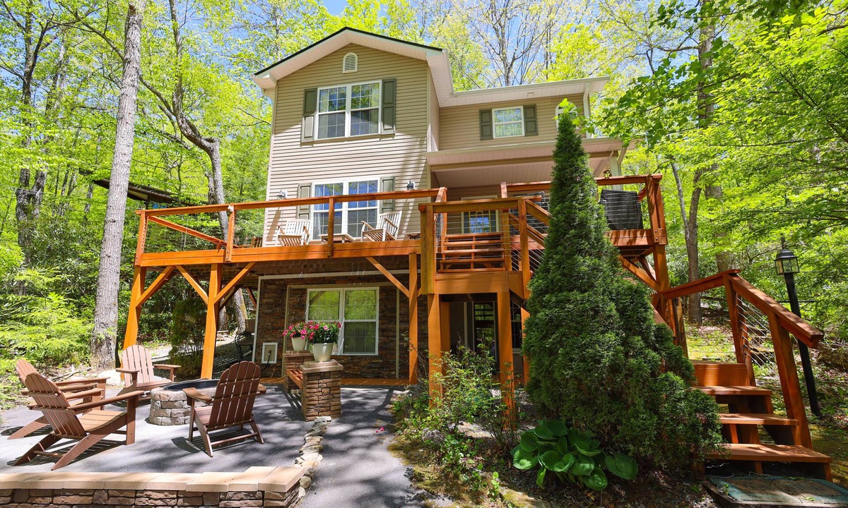 Black Mountain House | Abundant Peace | Montreat Home with Fire Pit, Gas Grill & Mountain Views!