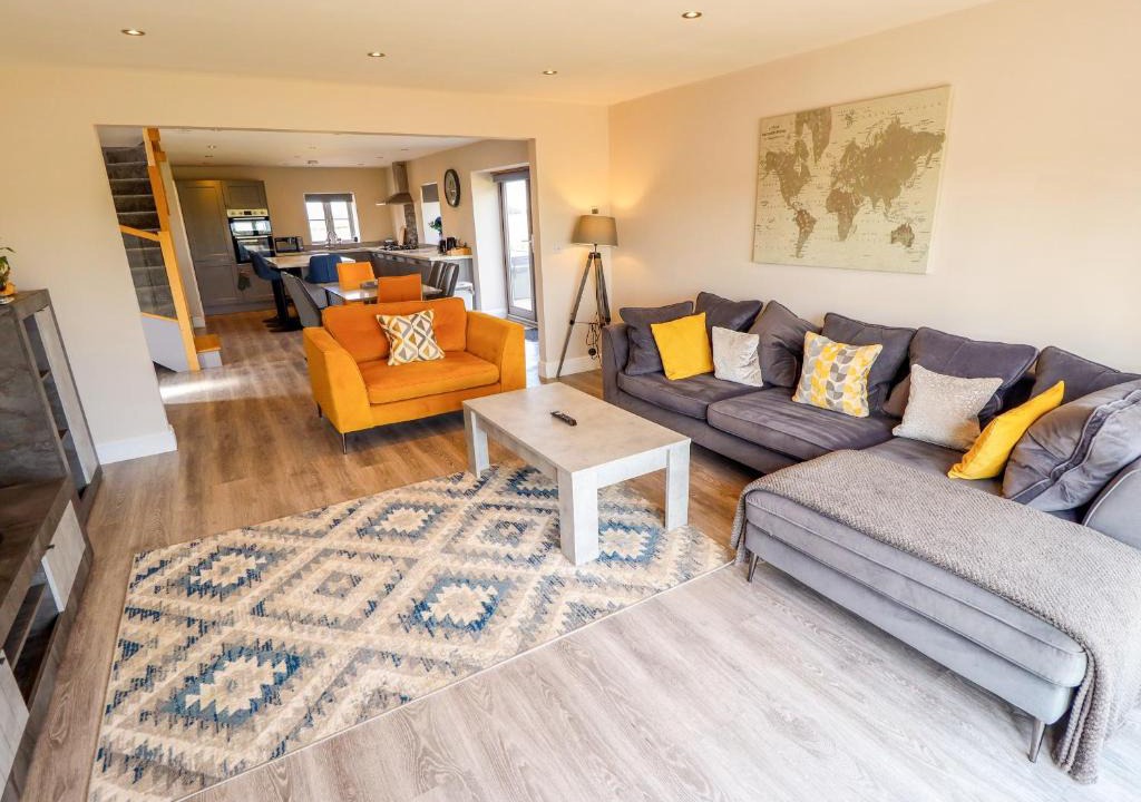 Boston House | Acacia Barn