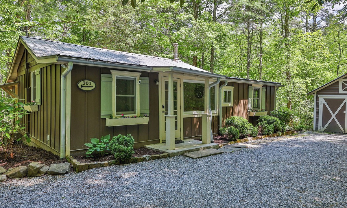 Cashiers House | Adorable Cabin! Walk to Downtown!