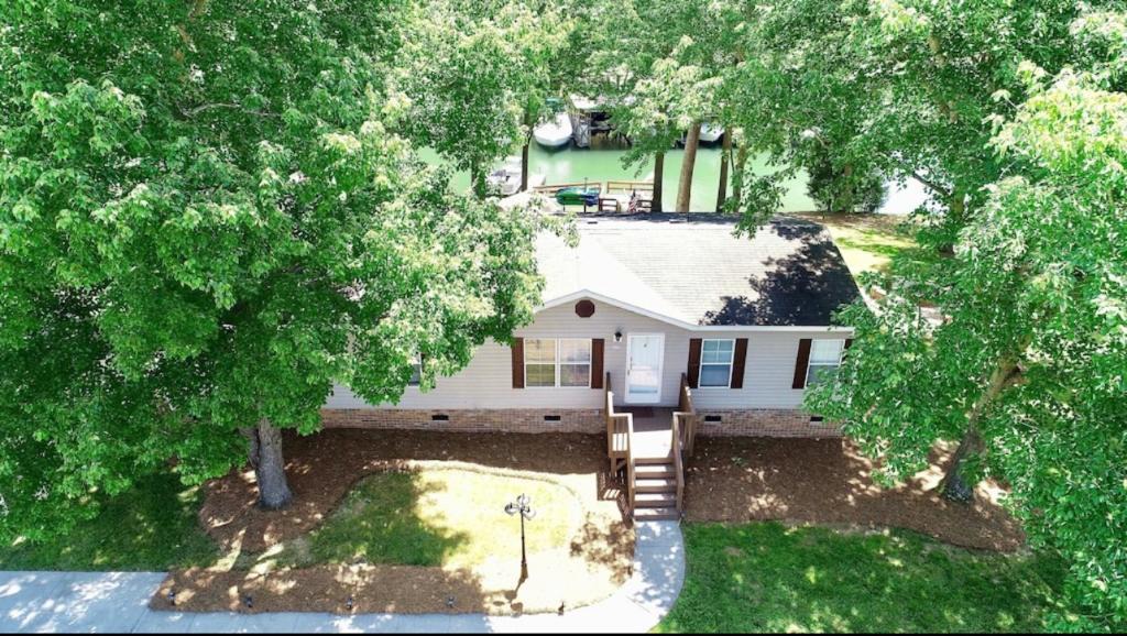 Lake Norman of Catawba Villa | Affordable Lake Norman 4BR Home with Dock, Fire Pit & Kayaks