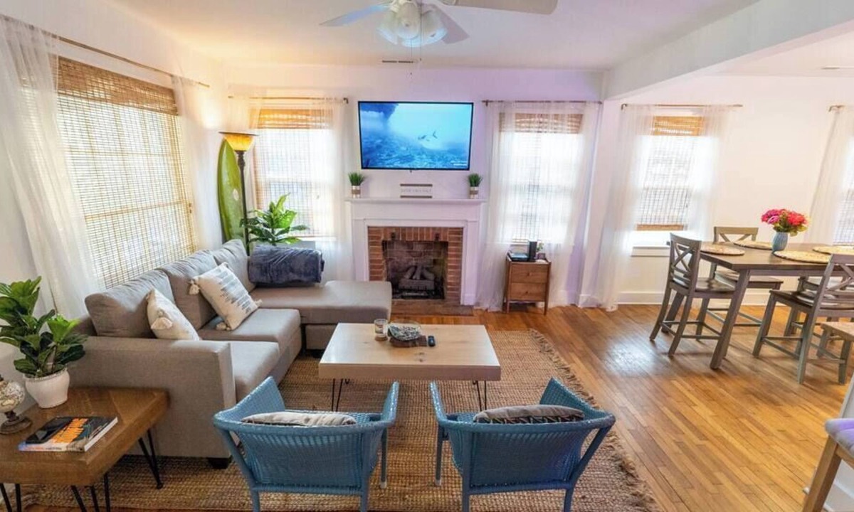 Airlie House | Airlie Cottage: Located across from Airlie Gardens