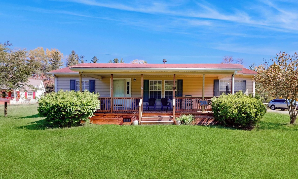 Sparta House | All-Season Base! 'Little River Retreat' in Boone