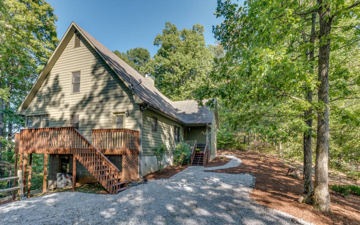 Saluda Cabin | Almost Haven Located between Saluda and Tryon 25 Min. to TIEC; Zip-lining, hiking & more!