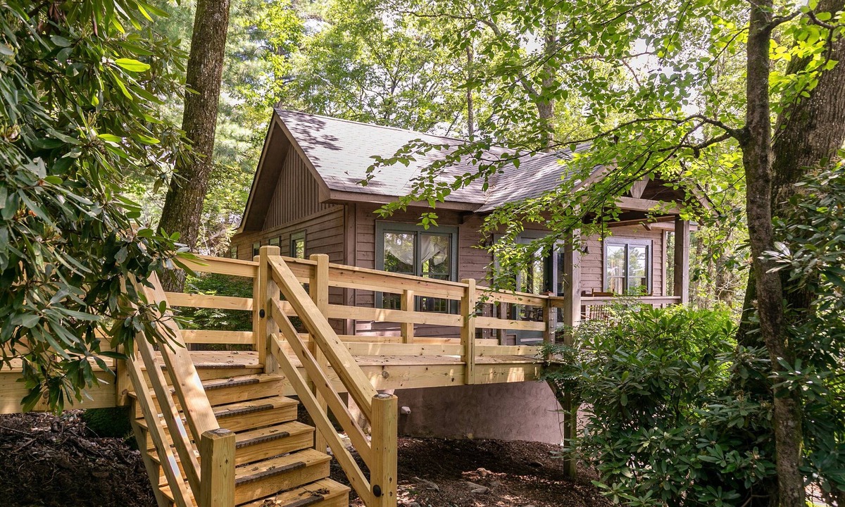 Blowing Rock House | Altitudes Attitude - Upscale Cabin with Hot Tub, 3 Minutes to Downtown Blowing Rock