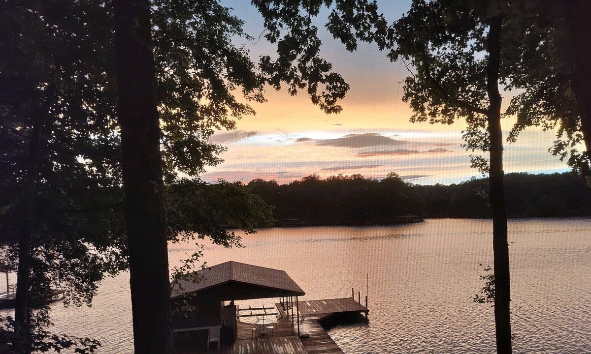 Wise House | Amazing LAKEFRONT Main Lake 5BR/3.5BA House. Quiet Cove, Close to Everything.