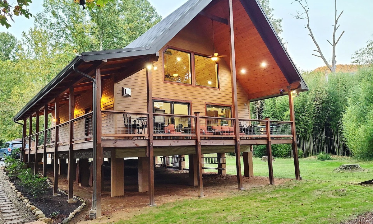 Franklin House | Amazing RIVERFRONT Cabin.