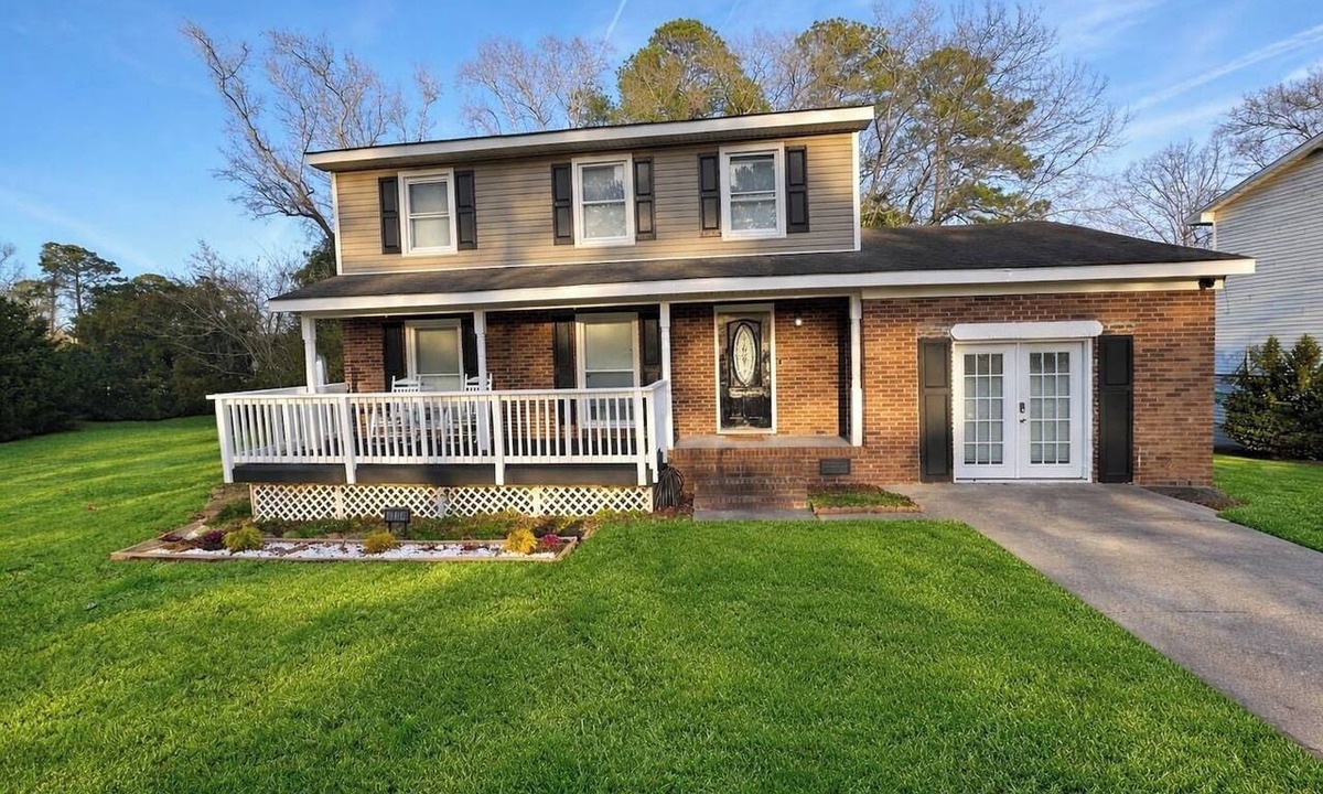 Jacksonville House | Ann’s Abode – Modern 3BR Furnished Garage Lounge Sleeps 8 comfortably