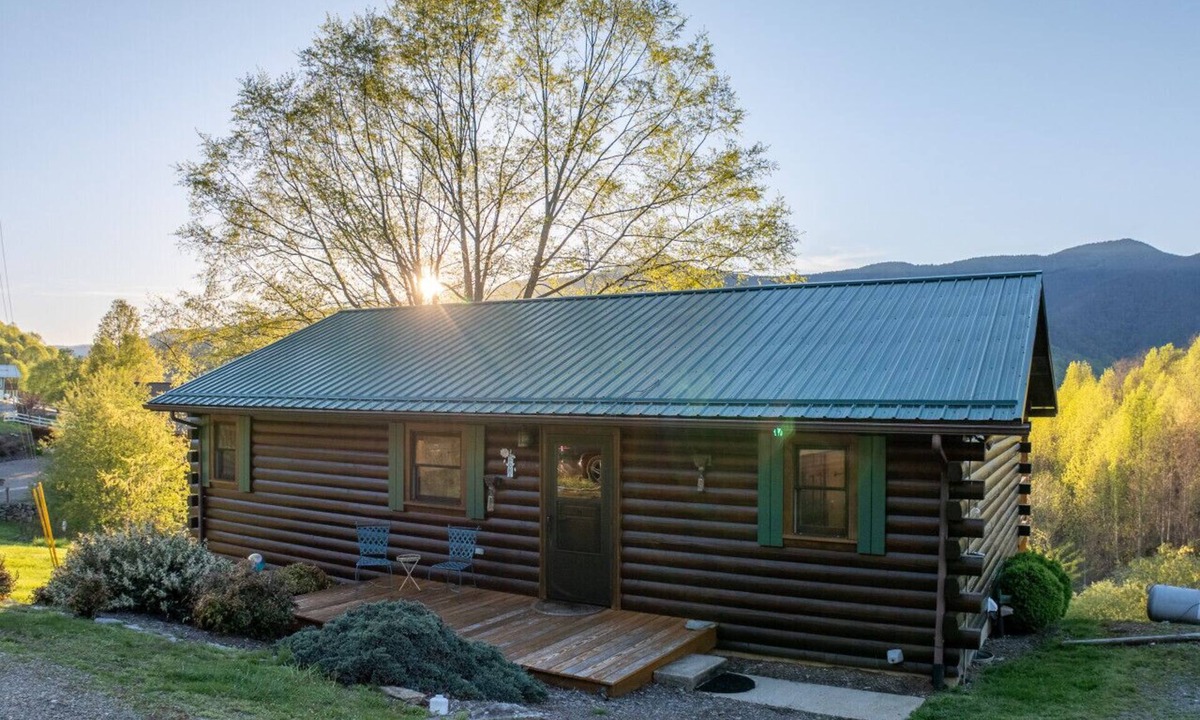 Waynesville House | Apple Blossom Cabin - Stunning Mountain Views, Pet Friendly