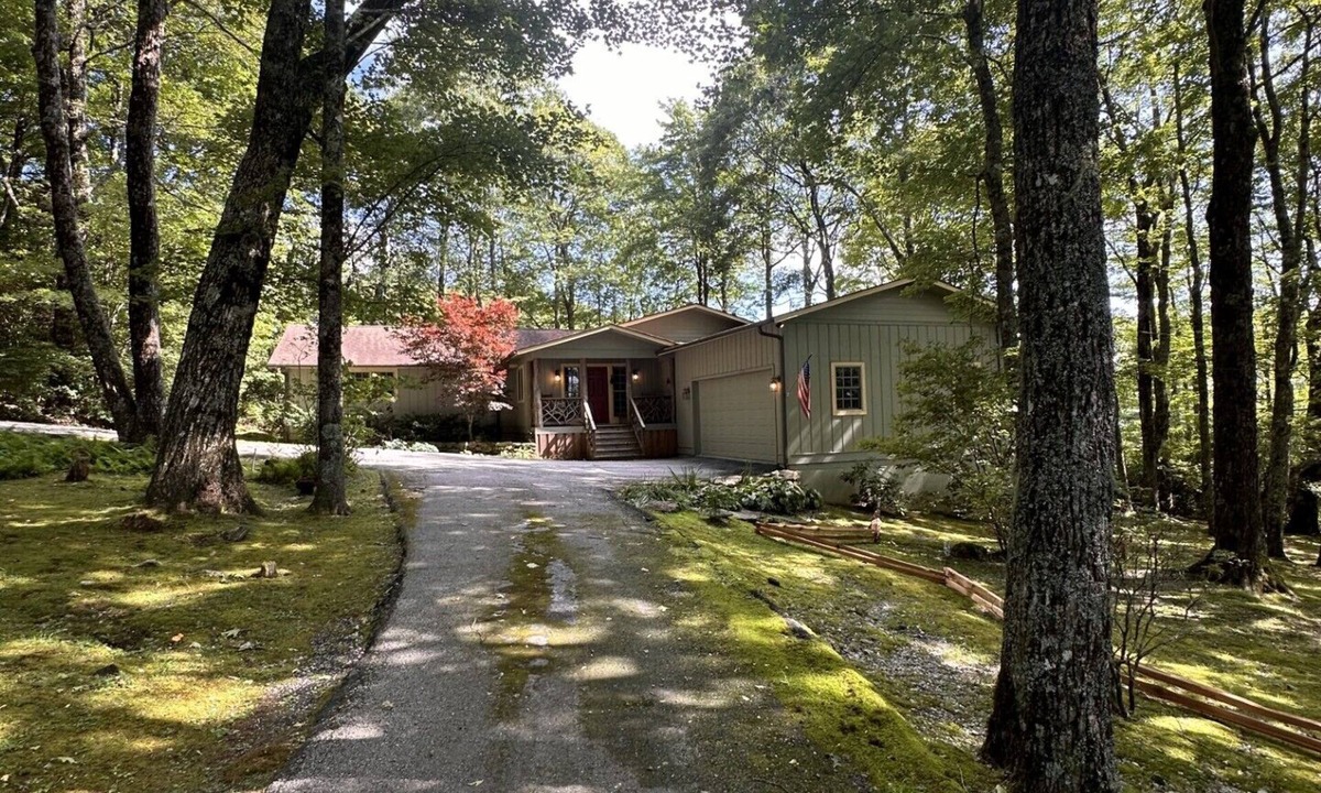 Highlands Cottage | Apple Lodge- Two Bedroom/three bath cottage