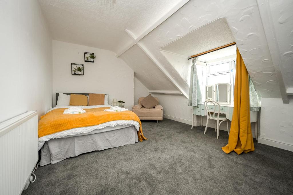 Gateshead Apartment | Apt - Sleeps 10 - Parking - Ideal for Contractors