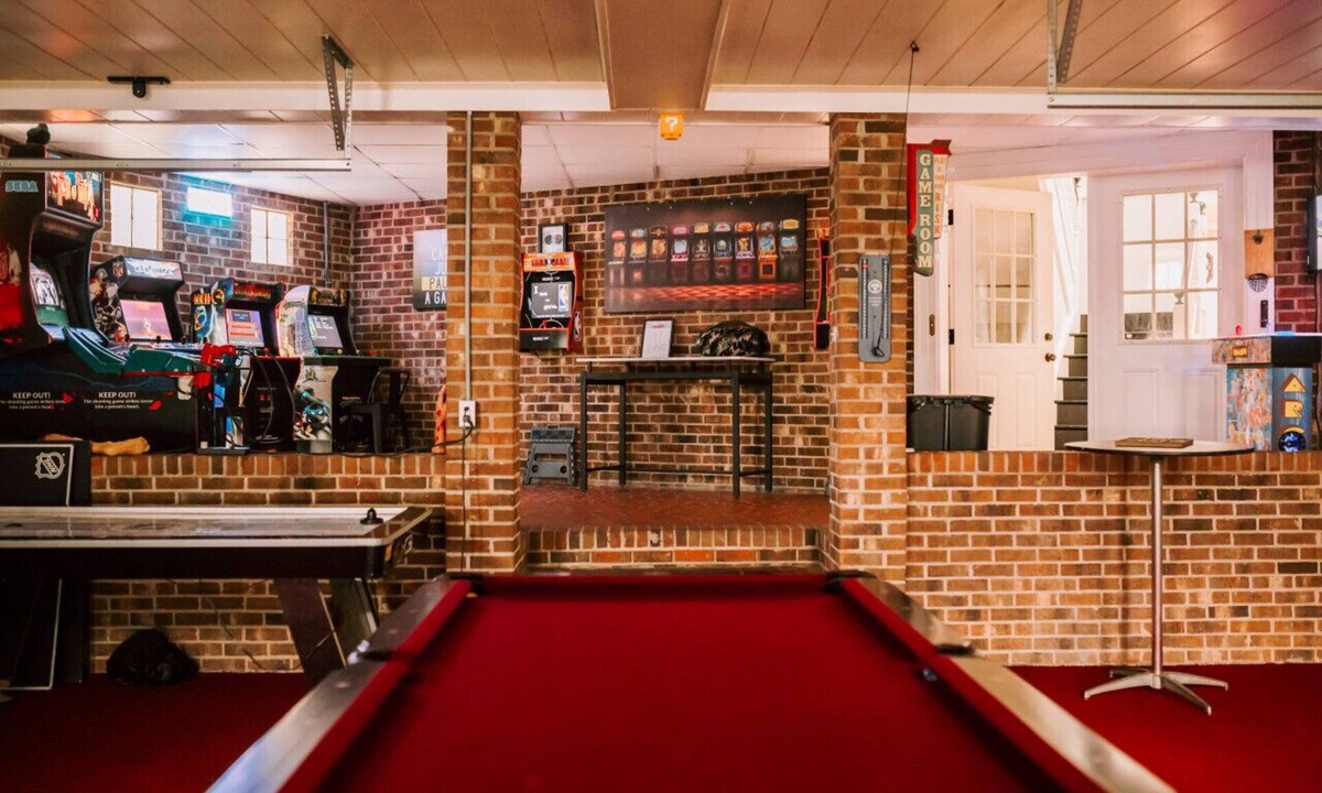 Greenville House | Arcade Adventure! 6-Bedroom Stay near Football Stadium