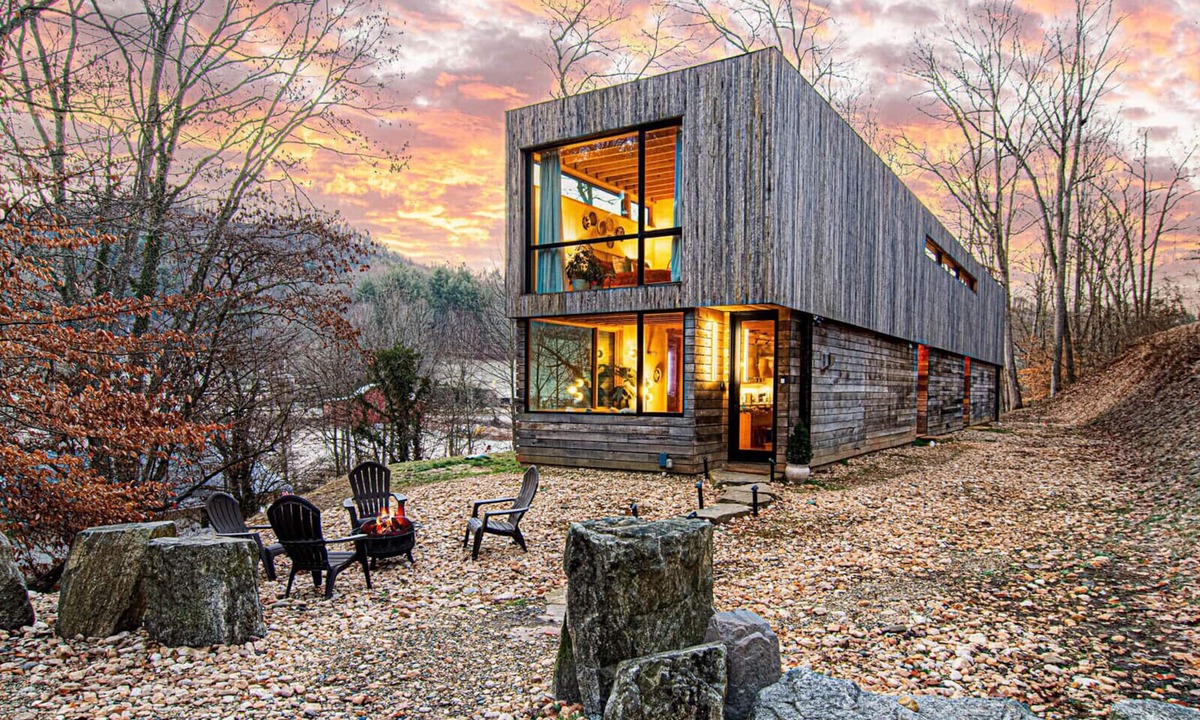 Mars Hill Cabin | Architect-inspired home, Sauna, Hot Tub, Fire Pit, Heated Deck, Swings, near AVL